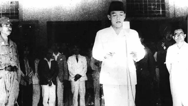 Dalam buku Samudera Merah Putih 19 September 1945, Jilid 1 (1984) karya Lasmidjah Hardi, alasan Presiden Sukarno memilih tanggal 17 Agustus sebagai waktu proklamasi kemerdekaan adalah karena Bung Karno mempercayai mistik. (Dok.Arsip Nasional RI)