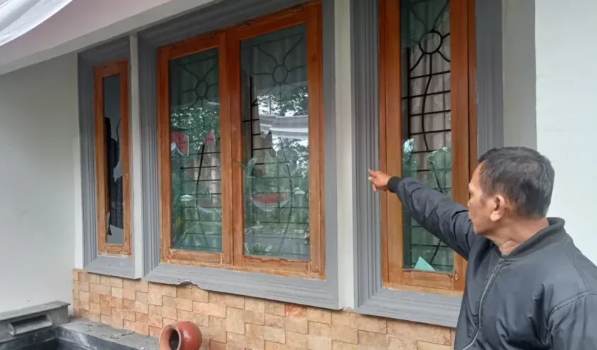 Petugas rumah dinas Abdullah Sani Wakil Gubernur Jambi menunjukkan kaca kamar tidur yang di rusak oleh sekelompok massa anarkis pada Sabtu dinihari, Sabtu (30/8/2025).