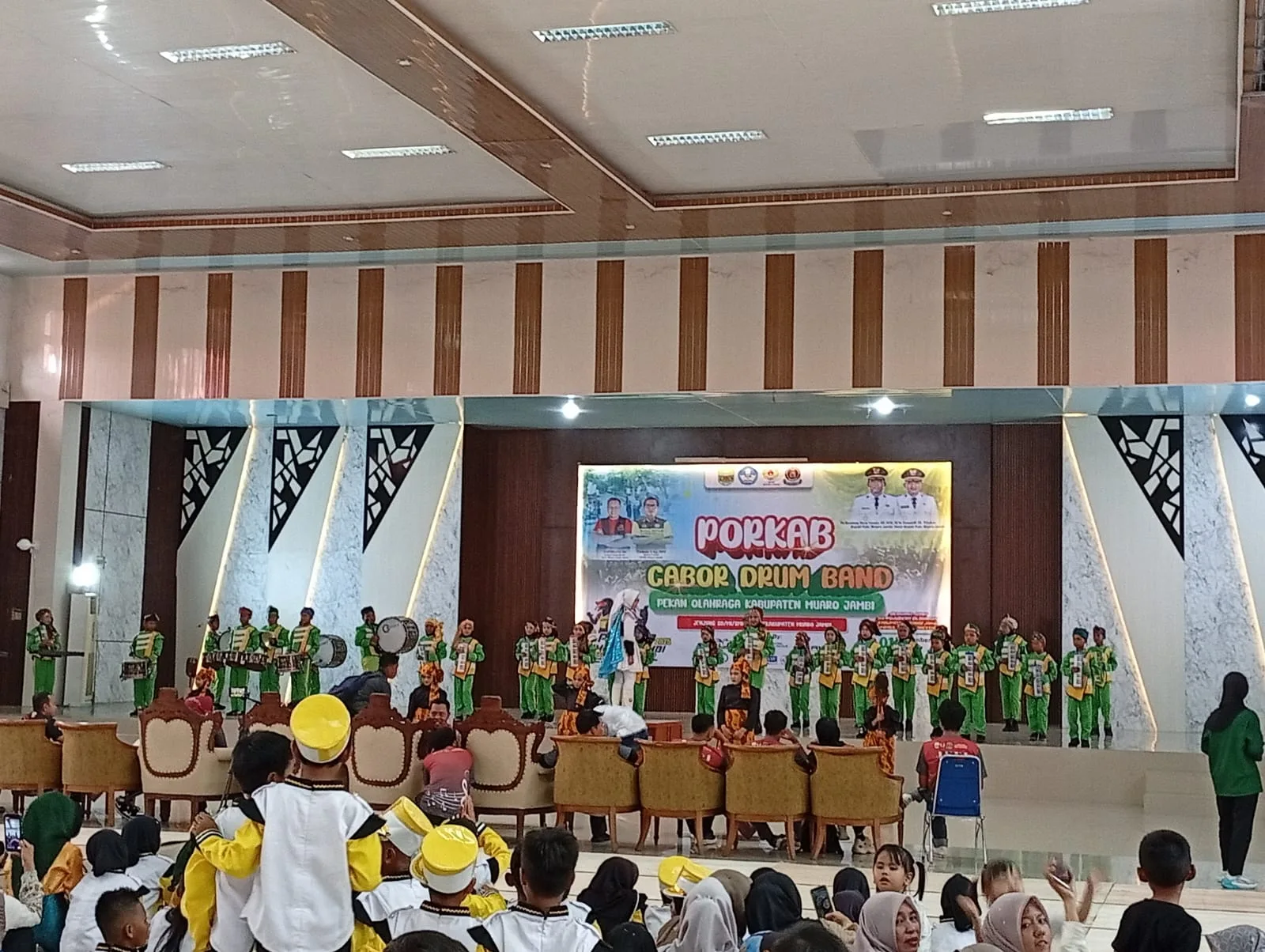 Semangat Membara, SD Negeri 003/IX Senaung Ukir Prestasi di Ajang PORKAB Drumband 2025