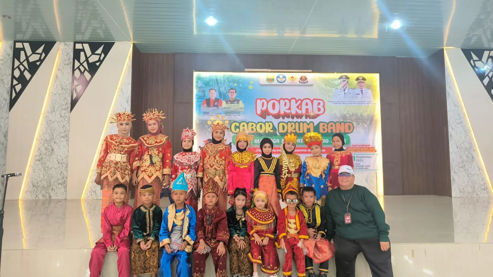 Semangat Membara, SD Negeri 003/IX Senaung Ukir Prestasi di Ajang PORKAB Drumband 2025