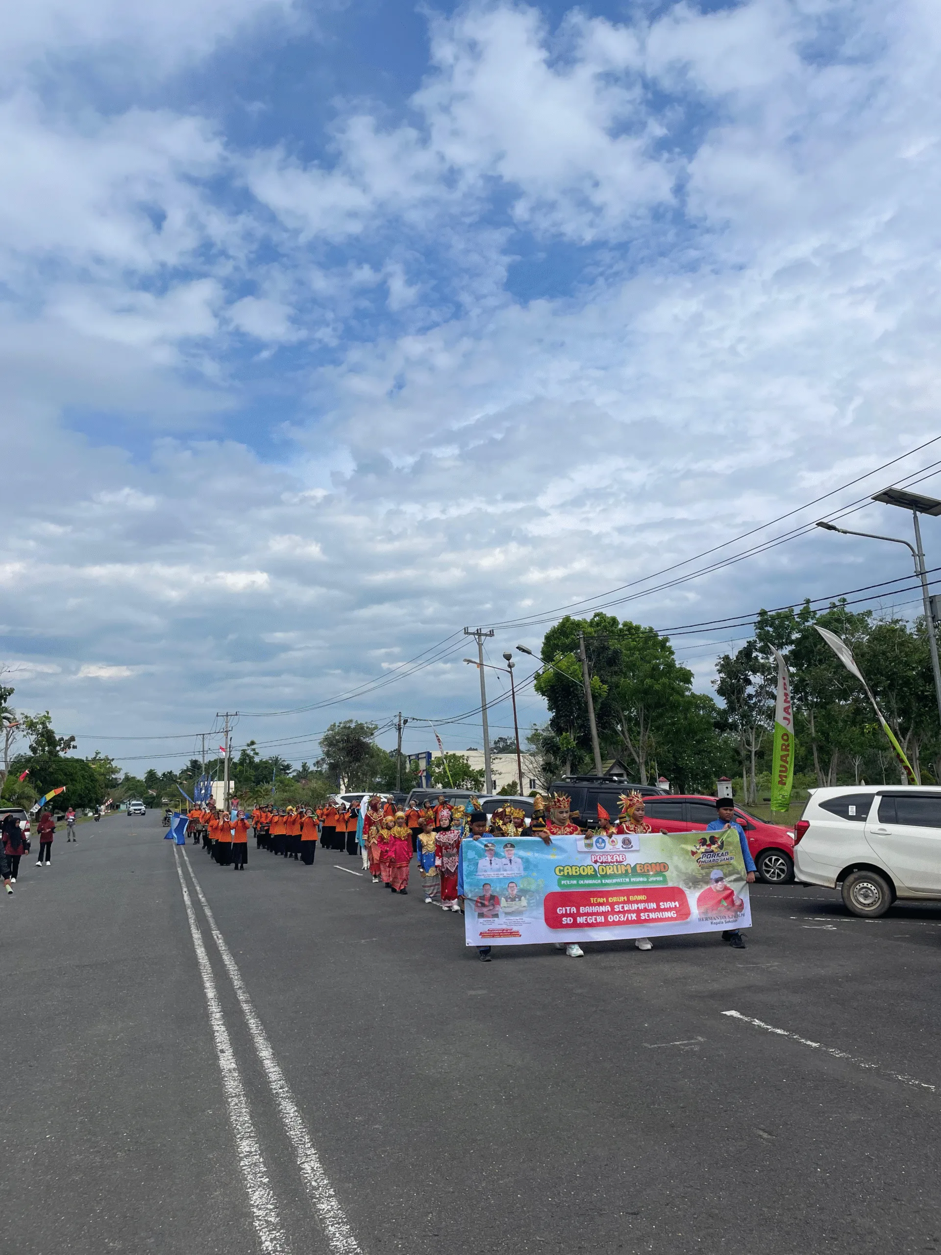 Semangat Membara, SD Negeri 003/IX Senaung Ukir Prestasi di Ajang PORKAB Drumband 2025