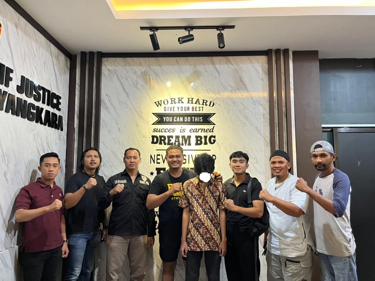 Pelaku berbaju batik dan menunduk, usai ditangkap polisi dari persembunyiannya. (Orasi/ist)