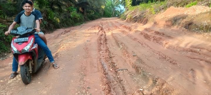 Salah satu ruas jalan yang belum diaspal di salah satu kecamatan di Pamenang Selatan. (Orasi/Daryanto)