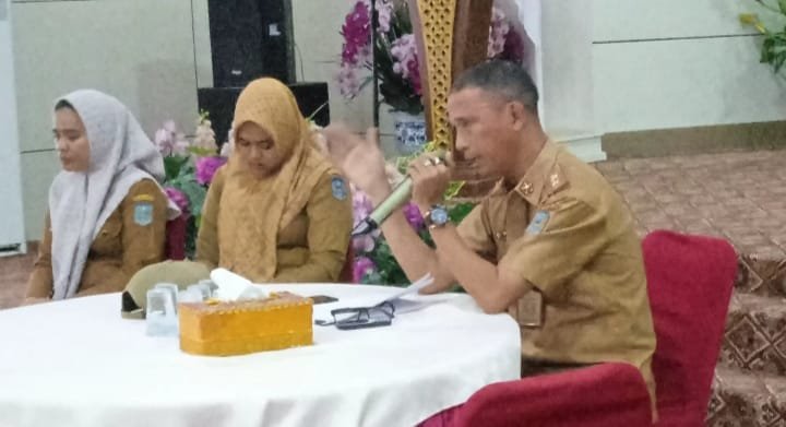 Asisten I Merangin, Sayuti saat memimpin mediasi 59 anggota Pol PP marah karena idak dihadiri Kasatpol PP Merangin, Shobraini. (Orasi/ist)