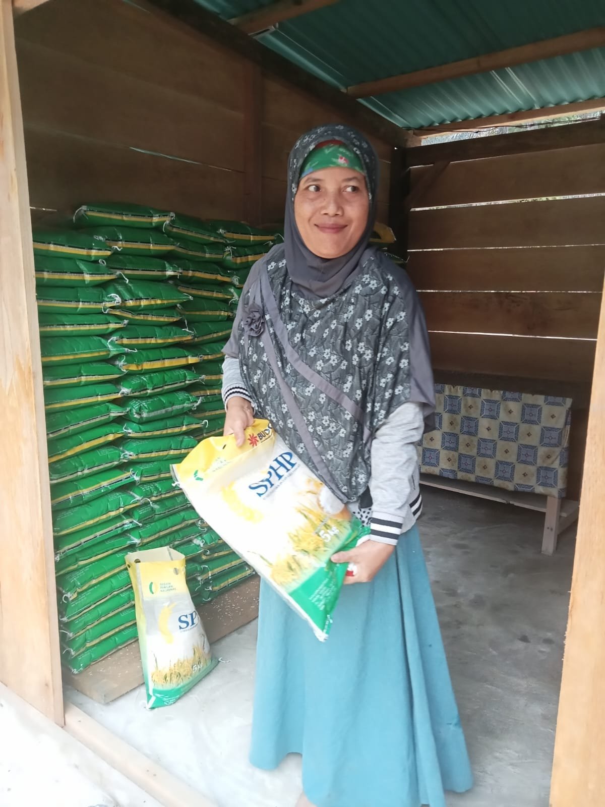 Warga masih bisa tersenyum saat beras SPHP tersedia di RPK, dengan harga terjangkau. (Orasi/Daryanto)