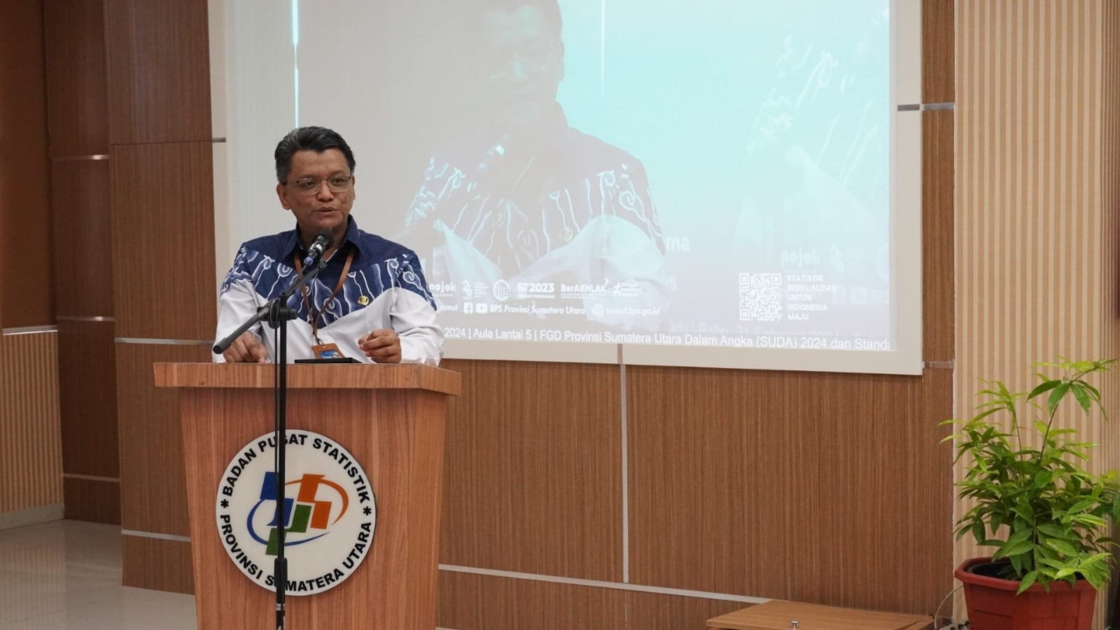 Kepala BPS Sumut, Nurul Hasanudin bersama perwakilan lintas sektoral di Sumatera Utara foto bersama di sela kegiatan FGD SUDA 2024 dan Standar Pelayanan Statistik Terpadu, di ruang Lt.5 Gedung BPS Sumut, Jl. Asrama Medan, beberapa waktu yang lalu. (Orasi/ist)