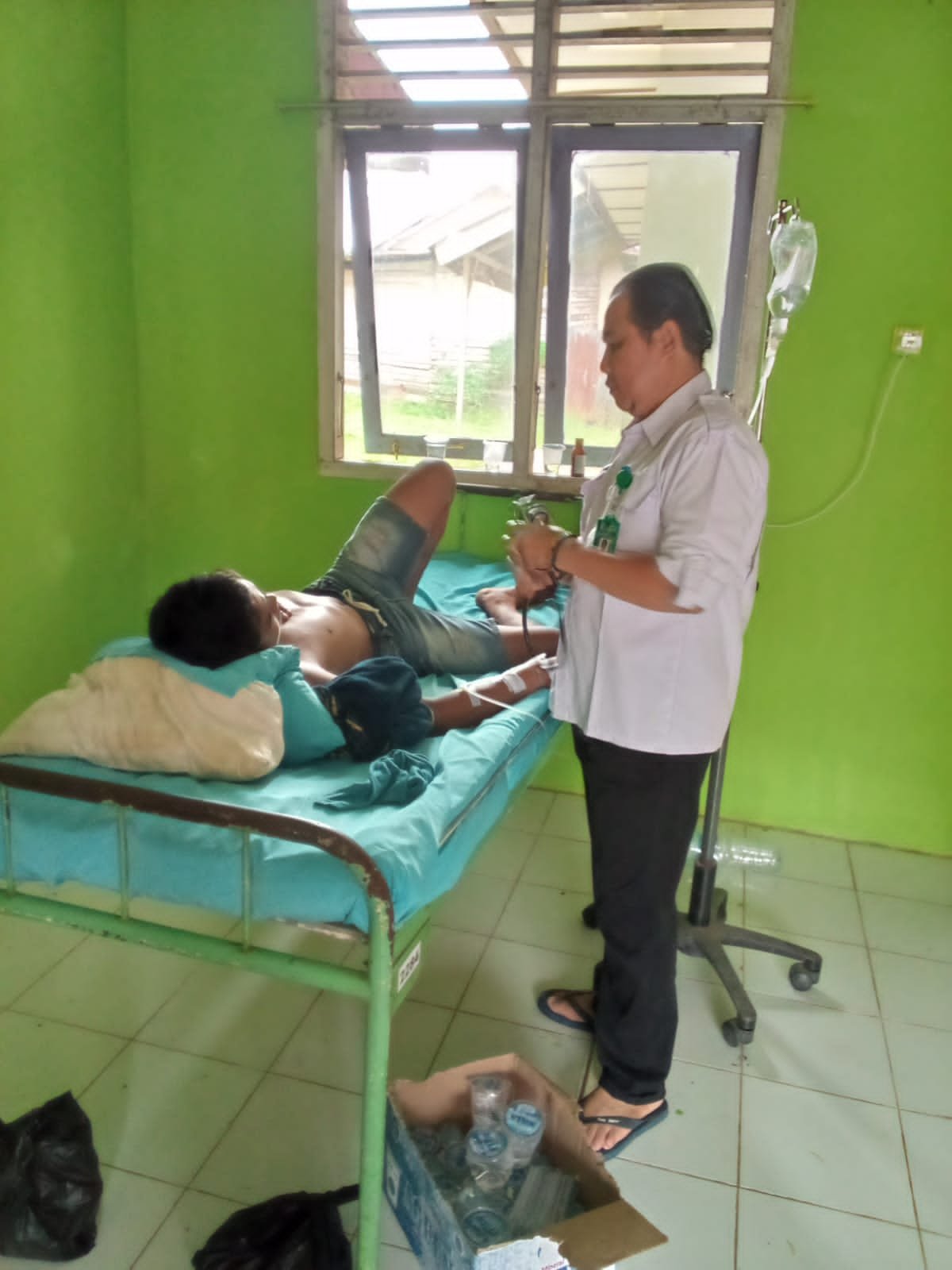 Dr Iin Wibawa saat memberikan pelayanan kesehatan kepada Cariman, salah satu pasien warga SAD yang dirawat inap di Puskesmas Meranti. (DETAIL/Daryanto)