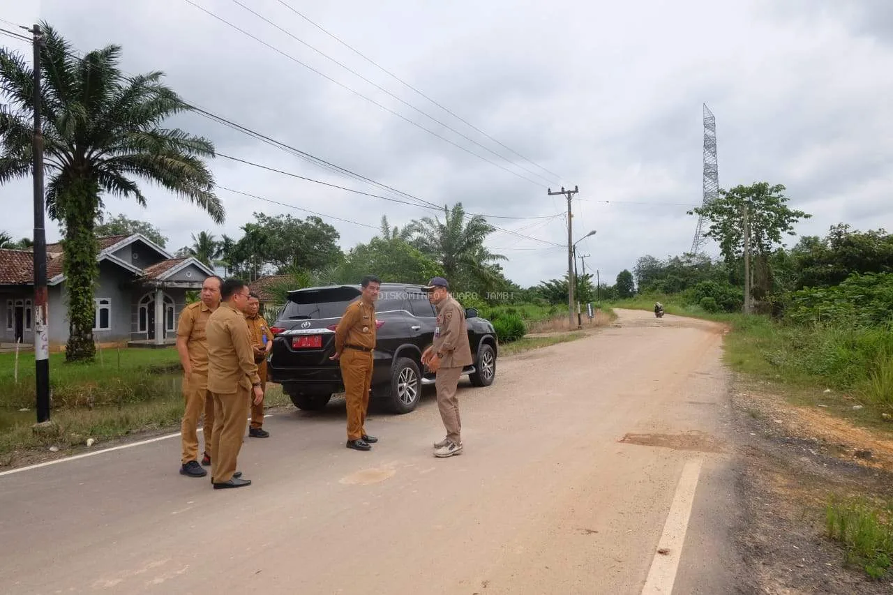 Penjabat Bupati Muaro Jambi Drs Raden Najmi Secara Langsung Meninjau Sejumlah Ruas Jalan Yang Ada di Bukit Baling