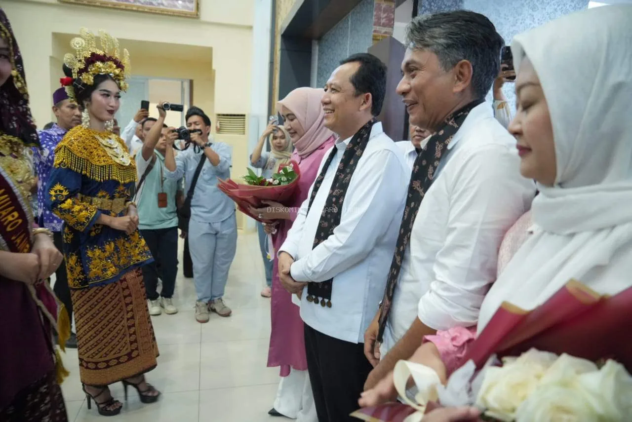 Para pimpinan OPD PemKab Muaro Jambi Kompak Sambut Kedatangan Bupati dan Wakil Bupati Sepulang Retreat di Magelang