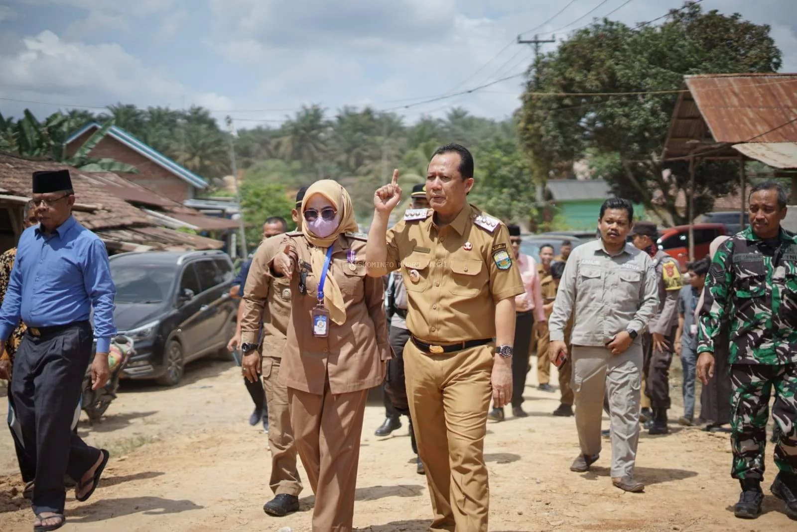 Bupati Kabupaten Muaro Jambi Bambang Bayu Suseno SP. MM. M.Si meninjau langsung kondisi jembatan yang rusak di Desa Suko Awin Jaya