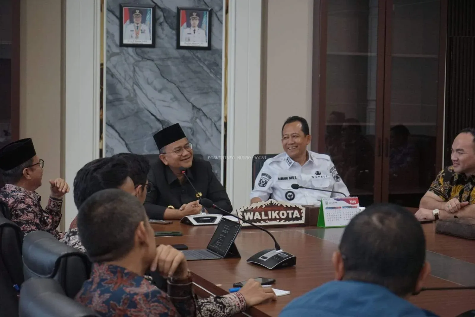 Bupati Kabupaten Muaro Jambi Bambang Bayu Suseno SP,.MM,.M,S.i, menghadiri rapat internal terkait pengolahan sampah bersama Wali Kota Jambi Dr. dr. H Maulana M.K.M