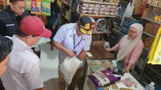 Petugas Satgas Pangan saat menyita beras yang diduga oplosan dari toko di Kecamatan Sekernan, Kabupaten Muarojambi. (ist)