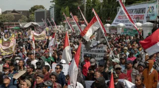 Massa yang tergabung dalam Aliansi Masyarakat Pati Bersatu berunjuk rasa di depan Kantor Bupati Pati, Kabupaten Pati, Jawa Tengah, Rabu (13/8/2025). Dalam unjuk rasa yang dihadiri sekitar 100 ribu warga itu menuntut Bupati Pati Sudewo agar mundur dari jabatannya karena dinilai arogan dan sejumlah kebijakannya tidak pro ke masyarakat.