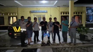 Pelaku usai diamankan polisi dari lokasi pelariannya. (Orasi/ist)