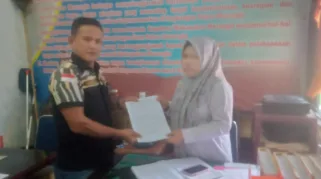 Ketua Pekat IB Merangin, Yuzerman Buyung saat menyerahkan laporannya ke Polres Merangin. (Orasi/Daryanto)
