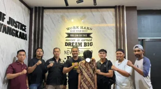 Pelaku berbaju batik dan menunduk, usai ditangkap polisi dari persembunyiannya. (Orasi/ist)