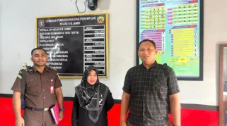 Terpidana (tengah) dieksekusi Jaksa ke LP Kelas II B Jambi. (Orasi/ist)