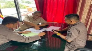 Jaksa bersama terpidana AH sebelum ditahan. (Orasi/ist)
