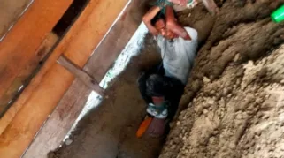 Pelaku usai diamankan warga dan dimasukan ke dalam lubang galiannya sendiri. (Orasi/ist)