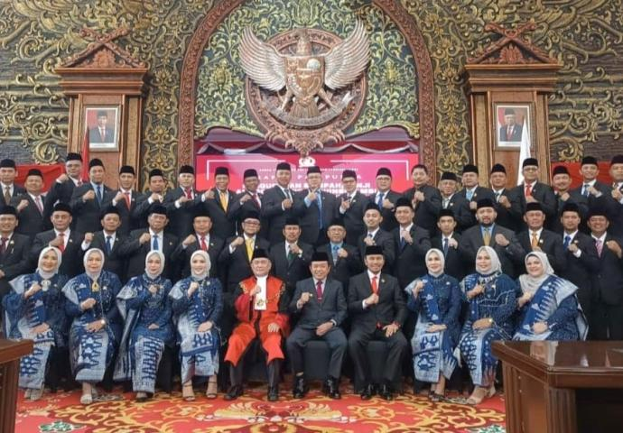 Ketua dan Waka DPRD Provinsi Jambi Pimpin Rapat Paripurna Pengucapan Sumpah Anggota DPRD Provinsi Jambi