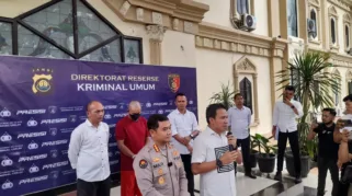 Ferry (botak) terduga pelaku pencabulan saat ungkap kasus. (DETAIL/Juan)
