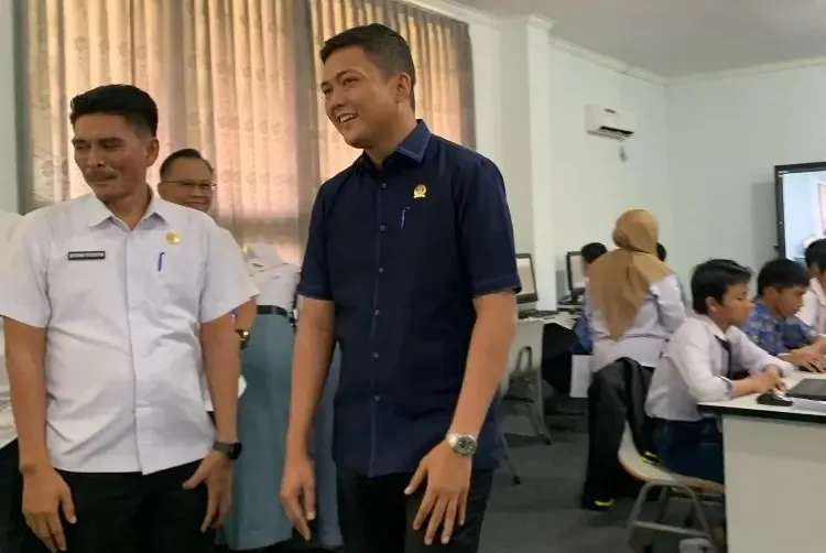 Ketua DPRD Provinsi Jambi, M. Hafiz Pantau Pelaksanaan Tes CAT untuk PPDB SMA Titian Teras