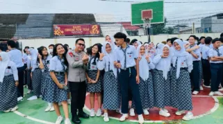 Kapolresta Jambi Kombes Pol Boy Sutan Binanga Siregar foto bersama pelajar SMA Unggul Sakti