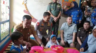 Gubernur Jambi Al Haris melaunching pelaksanaan program nasional Makan Bergizi Gratis atau MBG di Provinsi Jambi, Senin (17/02/2025) pagi. Foto : Istimewa
