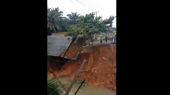 Kronologi Amblasnya Jalinsum Jambi-Sumbar di Bungo, Arus Lalu Lintas Lumpuh