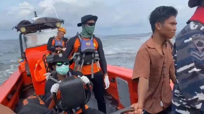 Posal Kuala Tungkal Lakukan Evakuasi Cepat Korban Kecelakaan Kapal Nelayan di Perairan Jambi