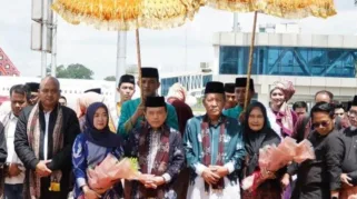 DISAMBUT MERIAH - Al Haris dan Abdullah Sani disambut meriah usai retret akmil di Magelang.