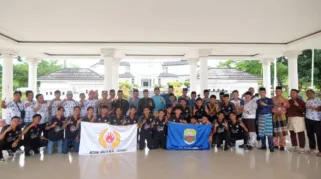 Sekda Muaro Jambi Budhi Hartono, Hadir Dalam Kegiatan Pelepasan Tim Sepak bola Muaro Jambi