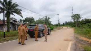 Penjabat Bupati Muaro Jambi Drs Raden Najmi Secara Langsung Meninjau Sejumlah Ruas Jalan Yang Ada di Bukit Baling