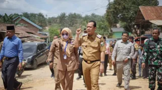Bupati Kabupaten Muaro Jambi Bambang Bayu Suseno SP. MM. M.Si meninjau langsung kondisi jembatan yang rusak di Desa Suko Awin Jaya