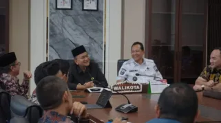 Bupati Kabupaten Muaro Jambi Bambang Bayu Suseno SP,.MM,.M,S.i, menghadiri rapat internal terkait pengolahan sampah bersama Wali Kota Jambi Dr. dr. H Maulana M.K.M
