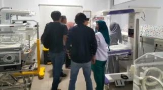 PENEMUAN BAYI - Warga Kelurahan Rengas Condong, Kecamatan Muara Bulian, Kabupaten Batanghari, Provinsi Jambi menemukan bayi perempuan tergeletak di depan garasi rumah kosong, pada Jumat, 4 April 2025, sore.