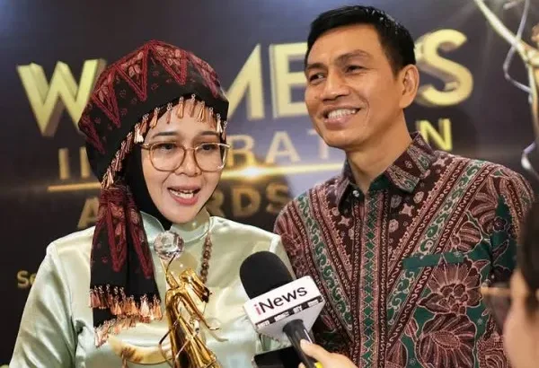 Zulva Fadhil bersama suami Mhd. Fadhil Arief (Bupati Batanghari)
