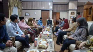 Wakil Bupati Muaro Jambi, Junaidi H. Mahir, didampingi Sekretaris Daerah (SEKDA) Budhi Hartono, menyambut hangat kunjungan Kepala Badan Pemeriksa Keuangan (BPK) RI Perwakilan Provinsi Jambi