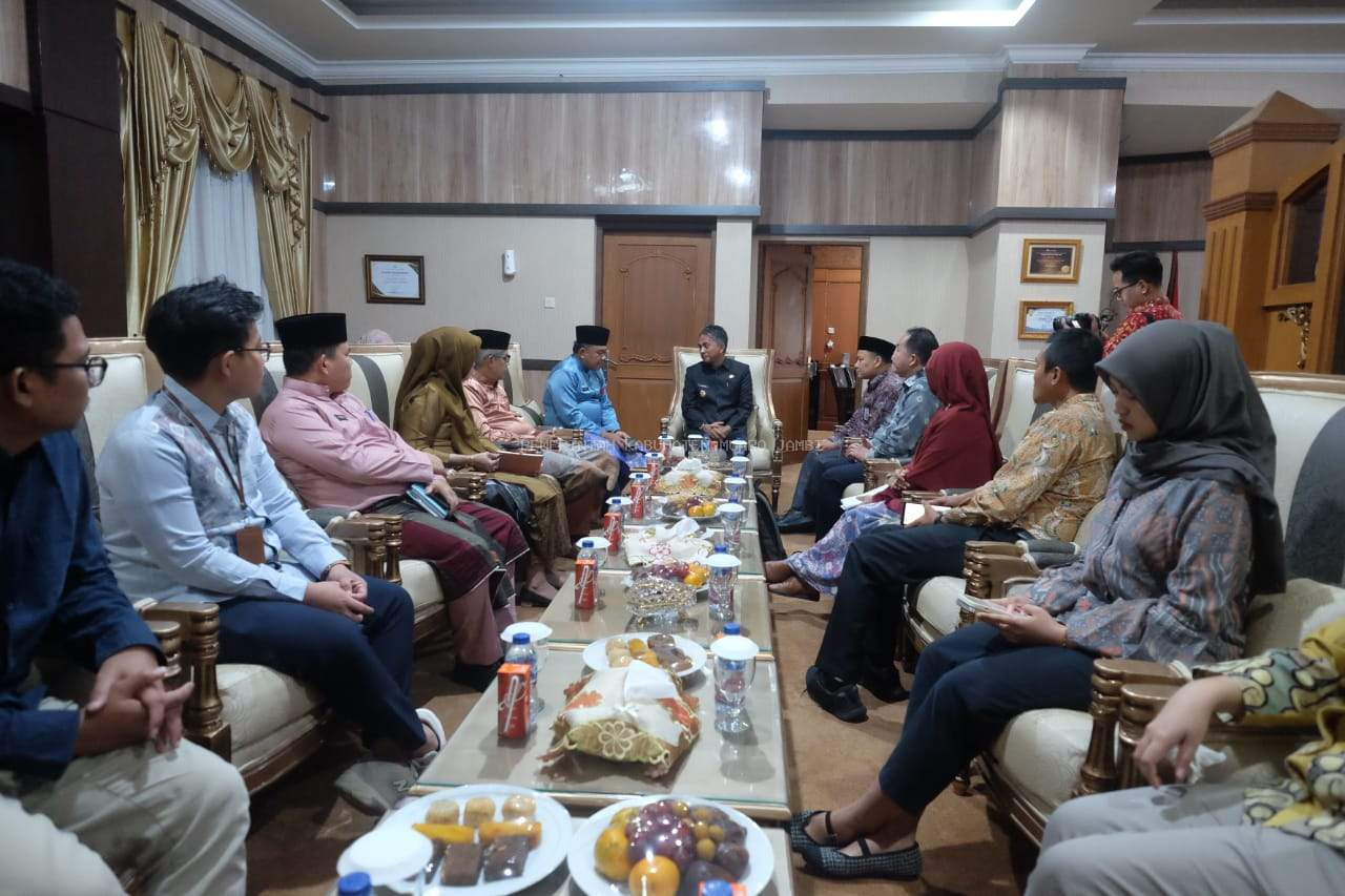 Wakil Bupati Muaro Jambi, Junaidi H. Mahir, didampingi Sekretaris Daerah (SEKDA) Budhi Hartono, menyambut hangat kunjungan Kepala Badan Pemeriksa Keuangan (BPK) RI Perwakilan Provinsi Jambi