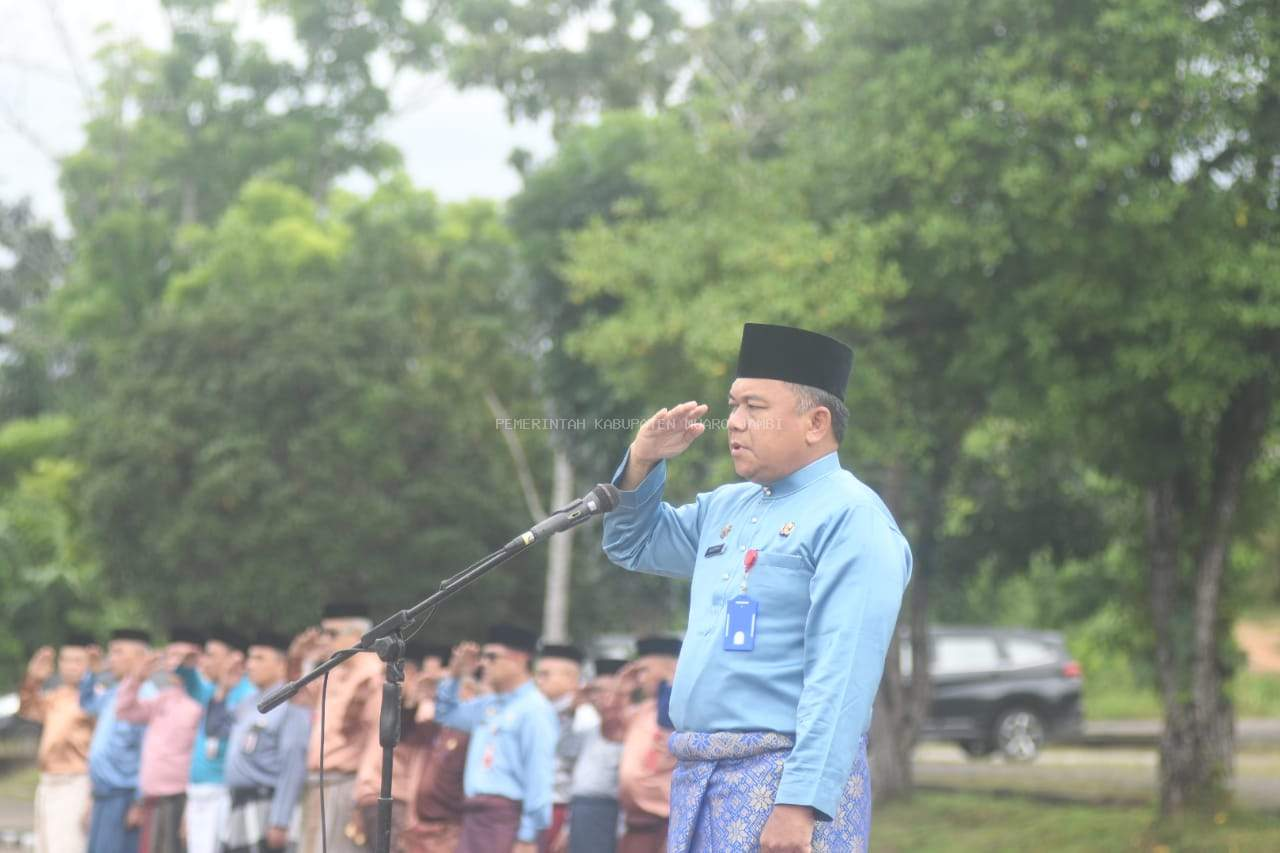 Sekda Budhi Hartono, menjadi Inspektur Upacara Bendera pada peringatan Hari Pendidikan Nasional Tahun 2025