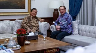 Anwar Ibrahim, PM Malaysia, mengatakan menelepon Presiden Prabowo Subianto, pada Sabtu malam membicarakan hubungan regional dan KTT ASEAN 2025. (dok: Akun X Anwar Ibrahim).