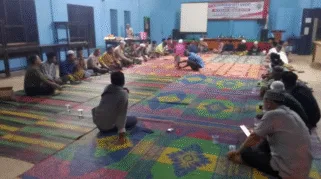 Sidang Kepala Desa yang dihadiri camat dan warga, Diduga Kirim Chat Mesum ke Istri Warga.
