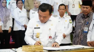 Penyerahan piagam penghargaan kabupaten kota dalam penanganan penurunan stunting (Diskominfo Provinsi Jambi/Sapra Wintani/Foto: Novriansah/Video: Erict Sutriedi)