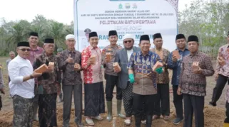 Bupati Muaro Jambi Bambang Bayu Suseno menghadiri undangan peletakan batu pertama pembangunan gedung Pondok Pesantren Raudhotul Muluk Desa Kemingking Dalam