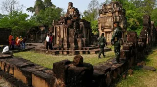 Candi kuno Ta Muen Thom di perbatasan Kamboja dan Thailand. (TANG CHHIN Sothy / AFP)