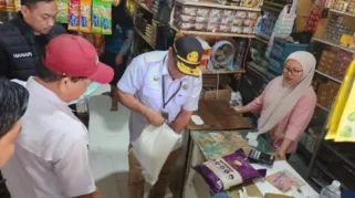 Petugas Satgas Pangan saat menyita beras yang diduga oplosan dari toko di Kecamatan Sekernan, Kabupaten Muarojambi. (ist)