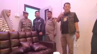 Satpol PP Kuansing gerebek penyewaan Playstation dan bioskop mini yang menjadi tempat mesum sepasang ABG pada Jumat (18/7/2025).
