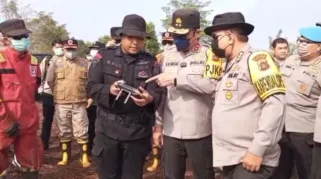 Kapolda Jambi Irjen Krisno H Siregar lagi memantau area kebakaran lahan di Desa Gambut Jaya, kecamatan Sungai Gelam, Kabupaten Muaro Jambi, melalui layar monitor pengendali drone.
