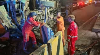 Lokasi kecelakaan lalu lintas sebuah truk yang dikendarai sopir bernama Mamat menimpa sebuah minibus di ruas jalan raya Gerbang Tol Karawang Barat, Kabupaten Karawang, Jawa Barat, Rabu (30/7/2025) sore. Warga Jepang bernama Yukihiro Nabae tewas dalam peristiwa ini.