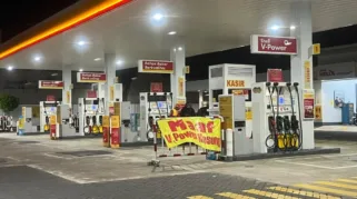 Banner V-Power kosong di SPBU SHELL Jalan Margorejo pada Jumat (31/01/25). (ist)